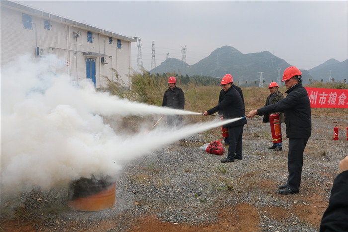 演练正确使用灭火器 (2).jpg